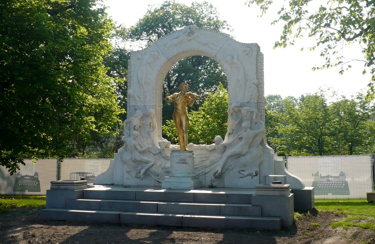 Памятник Иоганну Штраусу в Вене