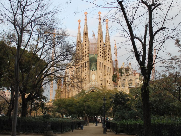 Вид на Храм Святого Семейства в Барселоне