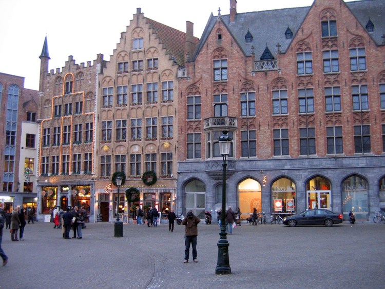 Гроте Маркт или Рыночная площадь в центре Брюгге