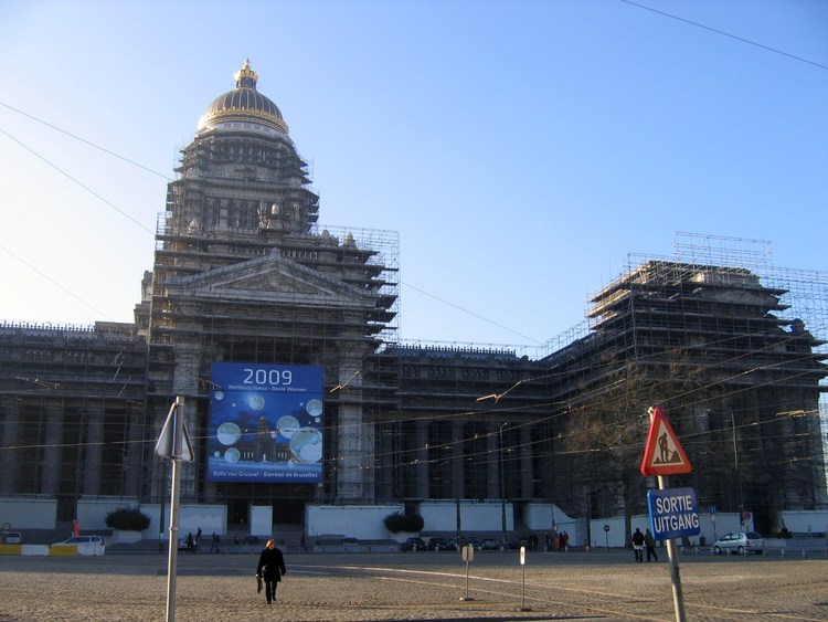 Здание Дворца правосудия в Брюсселе в 2009 году