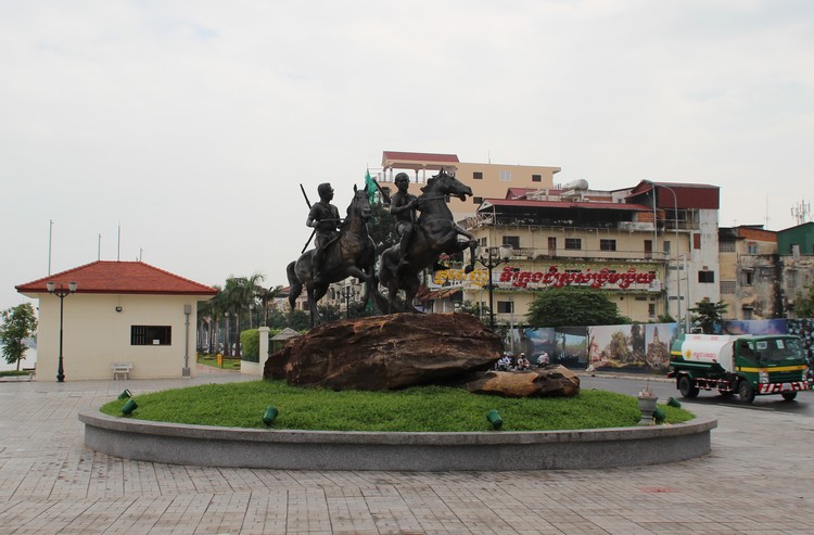 Памятник военачальникам в Пномпене