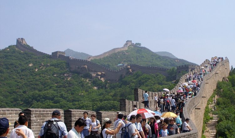Туристы на Великой стене в Китае