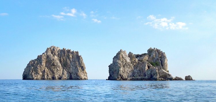 Скалы Адаллары в Чёрном море в Крыму