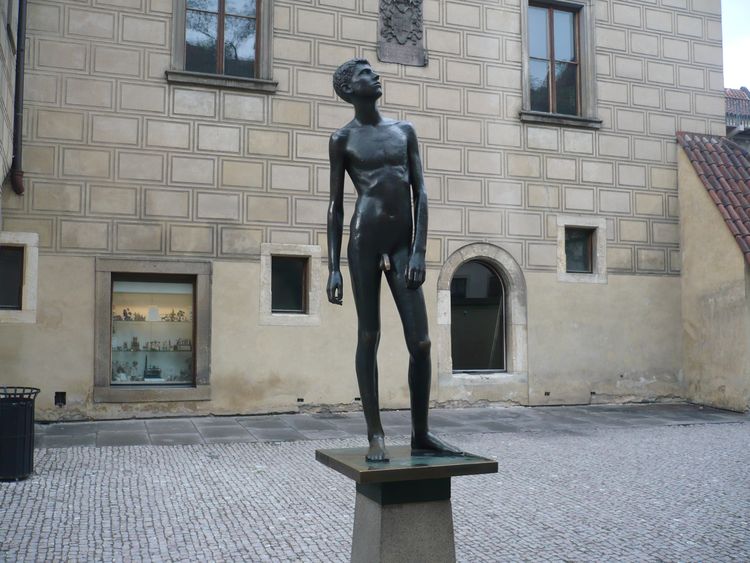 Памятник голому мальчику в Праге