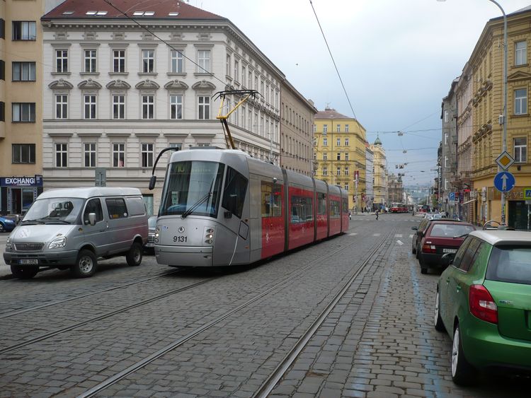Трамвай Škoda 14T в Праге