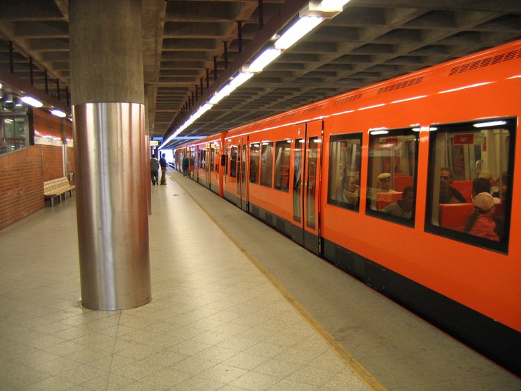 Поезд метро на станции