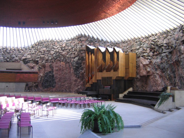 Внутри скальной церкви в Хельсинки