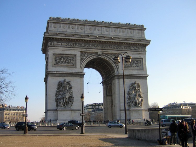 Триумфальная арка на площади Шарль де Голля