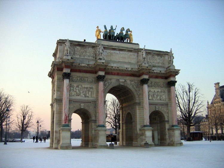 Арка на площади Каррузель в Париже