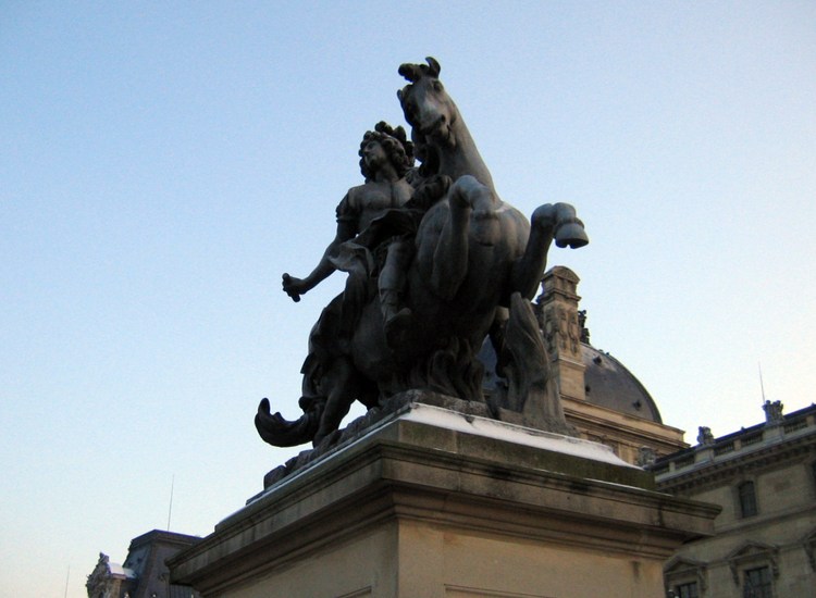 Конный памятник Людовику XIV возле Лувра