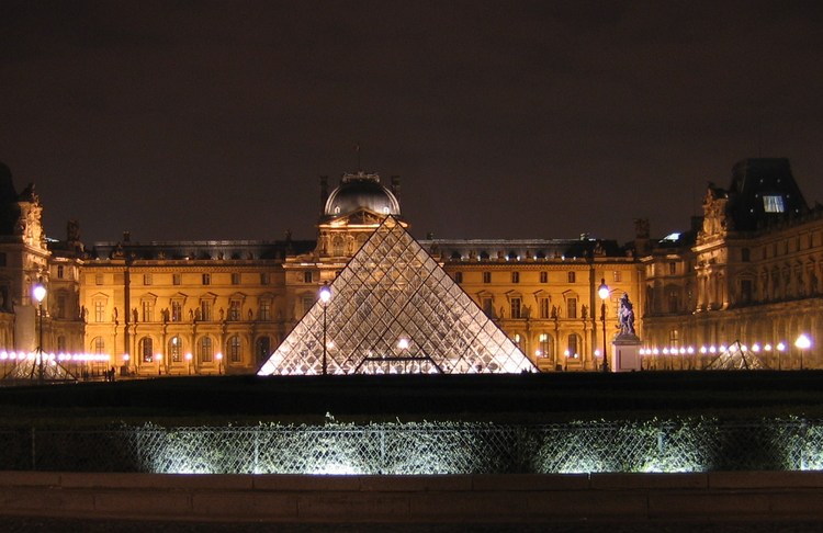 Пирамида Лувра ночью