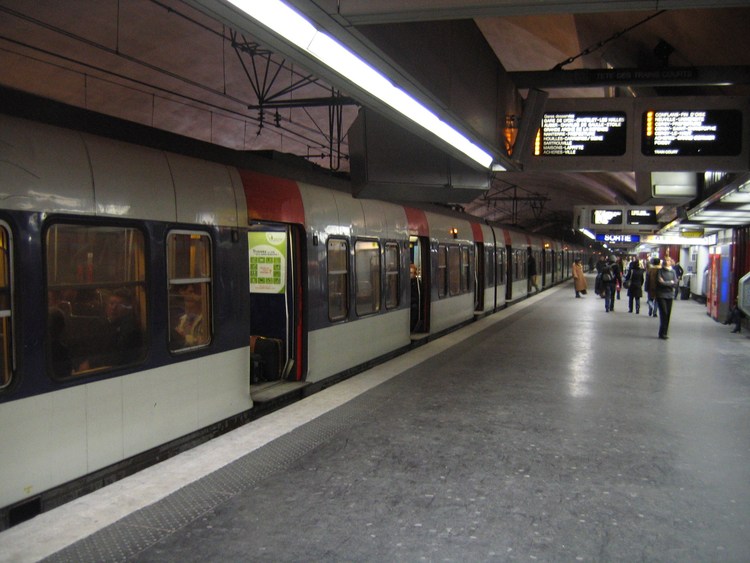 Поезд RER на подземной станции