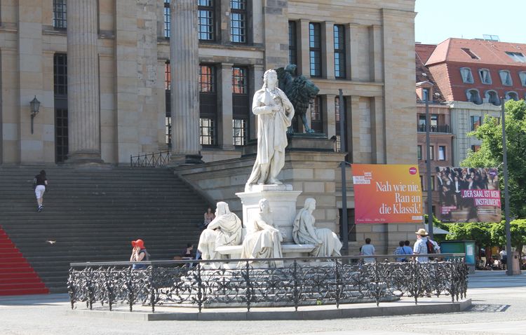 Памятник немецкому поэту Фридриху Шиллеру