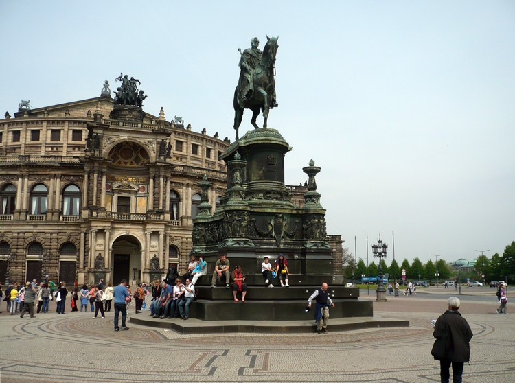 Памятник королю Иоганну Саксонскому в Дрездене