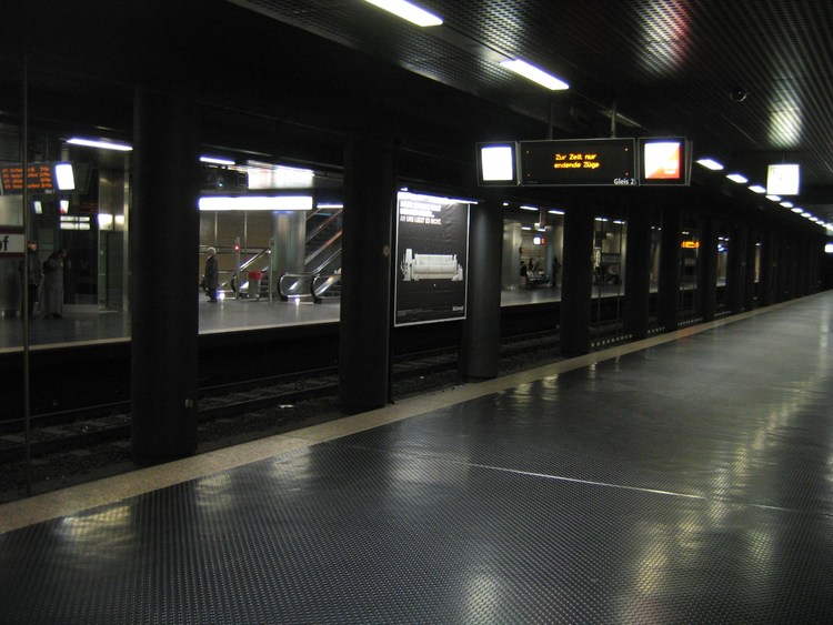 Подземная станция U-Bahn в Дюссельдорфе