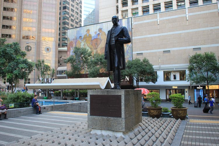 Памятник сэру Томасу Джексону на площади Статуй