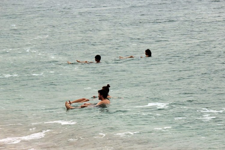 Люди держатся на поверхности моря
