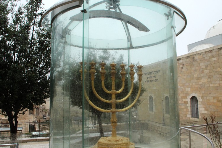 Золотая менора в Иерусалиме