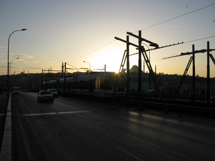 Трамвай на мосту