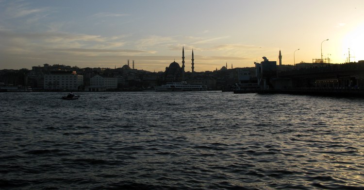 Залив Золотой Рог в Стамбуле