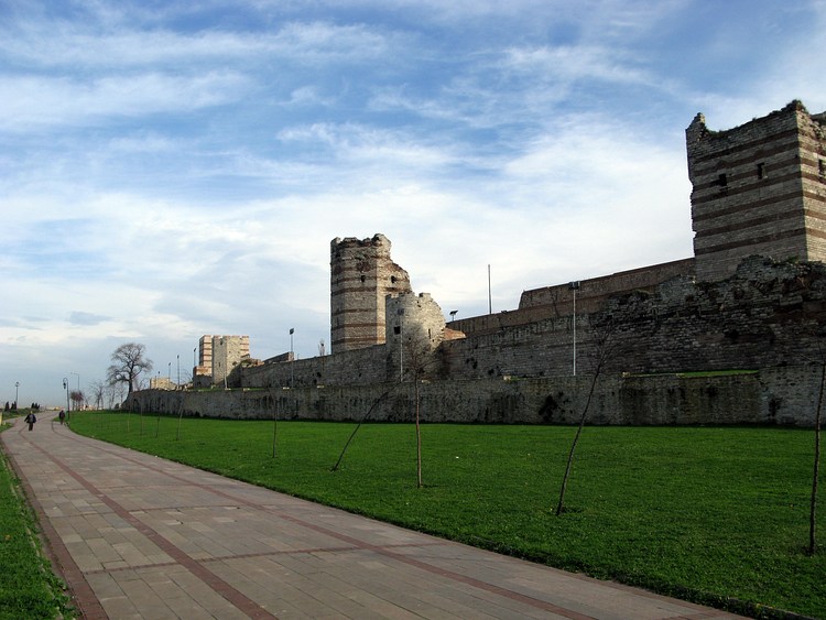 Крепостные стены и башни Константинополя