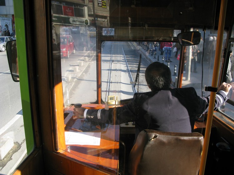 Вид из кабины водителя трамвая