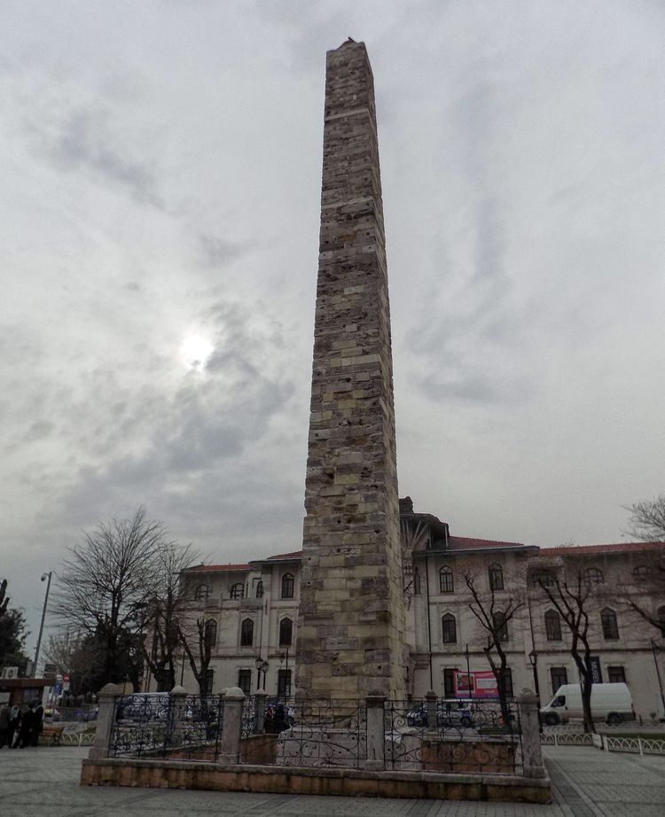 Обелиск Константина на площади Султанахмет в Стамбуле
