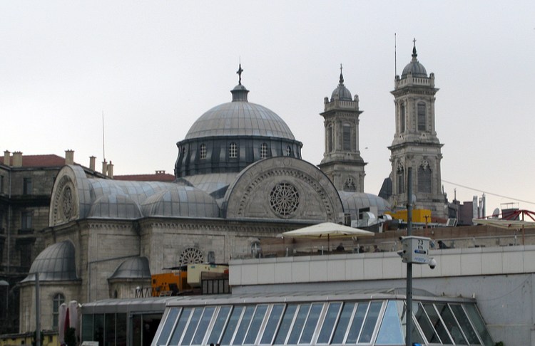 Церковь Святой Троицы в Стамбуле на Таксиме