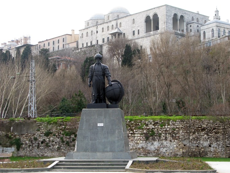 Памятник Тургуту Реису в Стамбуле