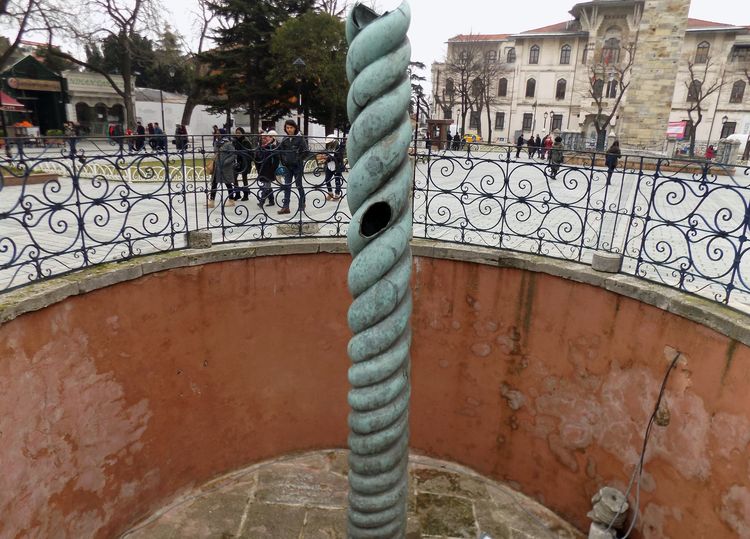 Змеиная колонна на площади Султанахмет в центре Стамбула
