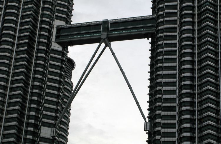 Мост между башнями