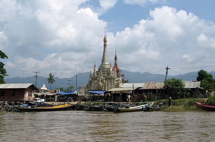 Буддистский монастырь в Ньянг Шве возле озера Инле