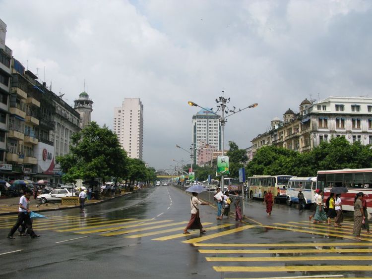 Улицы Янгона (Рангуна) в Мьянме (Бирме)