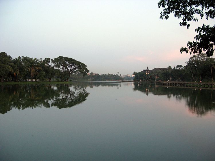 Озеро Кандоджи в Янгоне