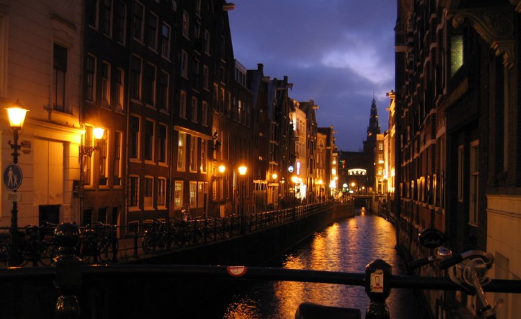 Канал в центре Амстердама вечером