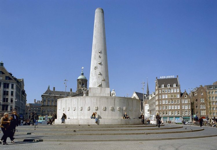 Национальный монумент в Амстердаме