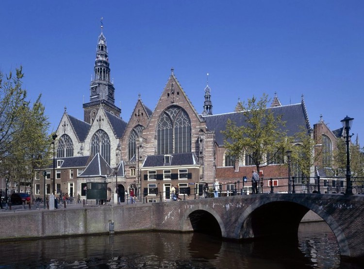 Старая церковь Аудекерк или Ауде Керк в Амстердаме