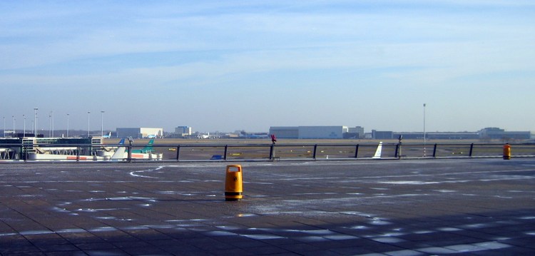Вид на ВПП и перроны у аэропорта Амстердама