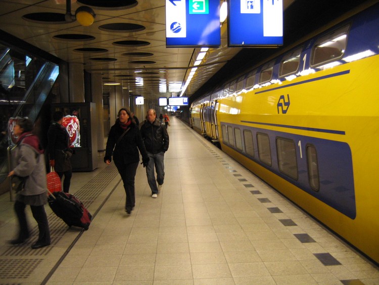 Поезд на подземной станции аэропорта Амстердама