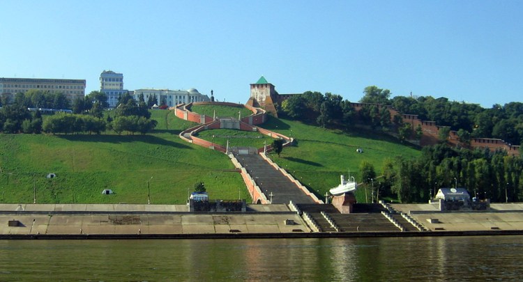 Вид на Чкаловскую лестницу с реки