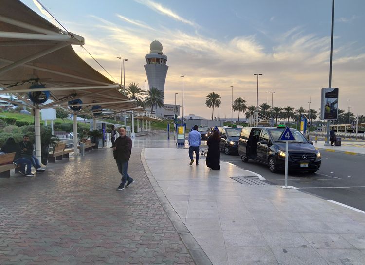 Площадь перед аэропортом Абу-Даби