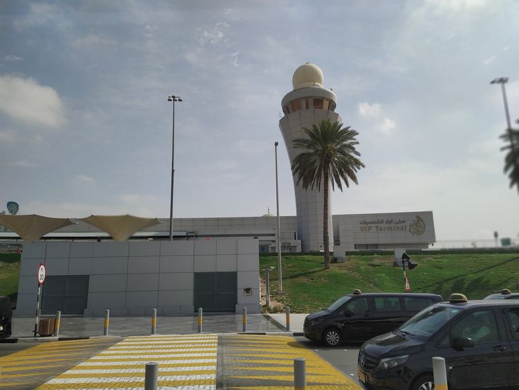 Площадь перед аэропортом Абу-Даби