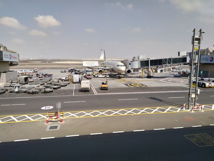 Самолёт Etihad в аэропорту Абу-Даби