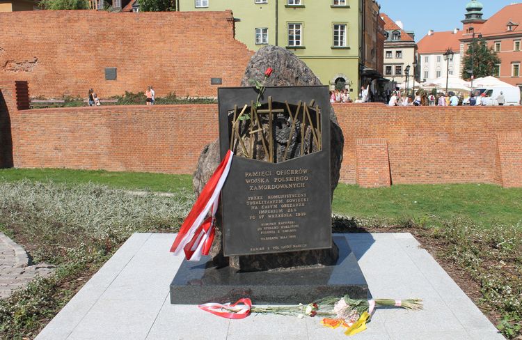 Памятник польским офицерам в Варшаве