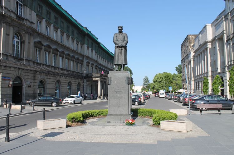 Памятник Юзефу Пилсудскому в Варшаве
