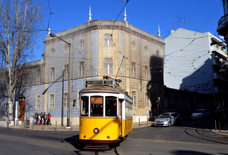 Старинный трамвай в Лиссабоне