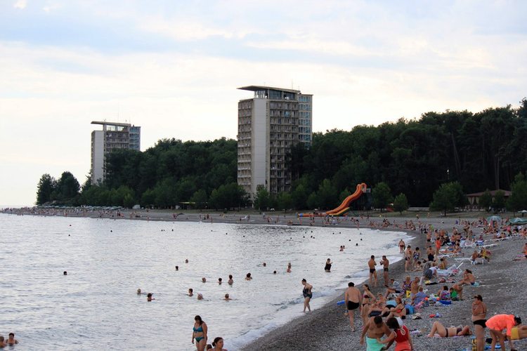 Городской пляж Пицунды