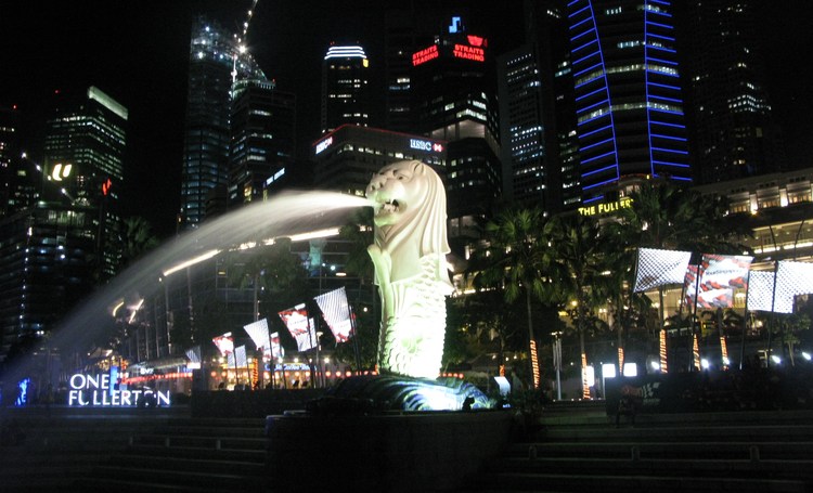 Мерлион ночью в центре Сингапура