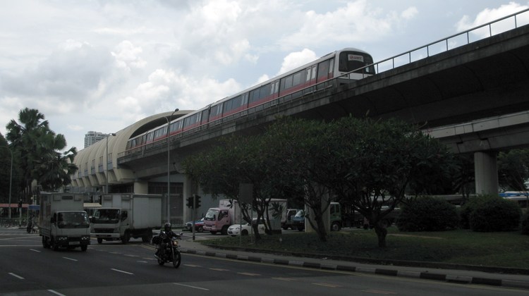 Поезд Сингапурского метро на эстакаде