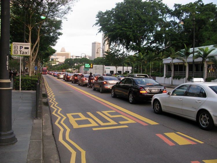 Выделенная полоса для автобусов в Сингапуре